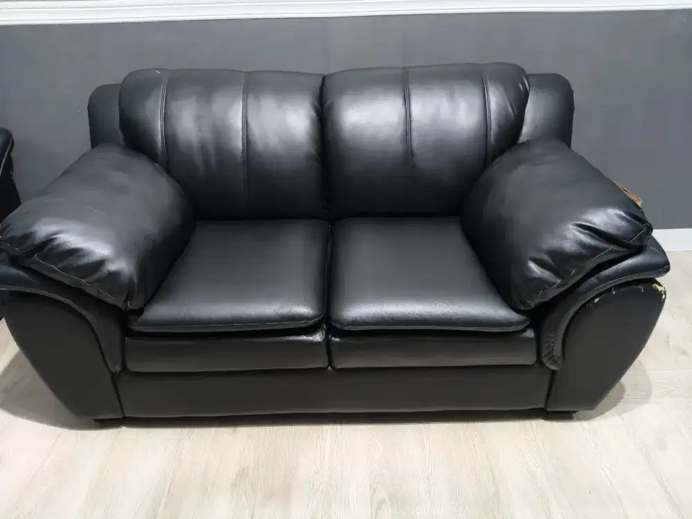 Sofa kulit hitam 2 dudukan