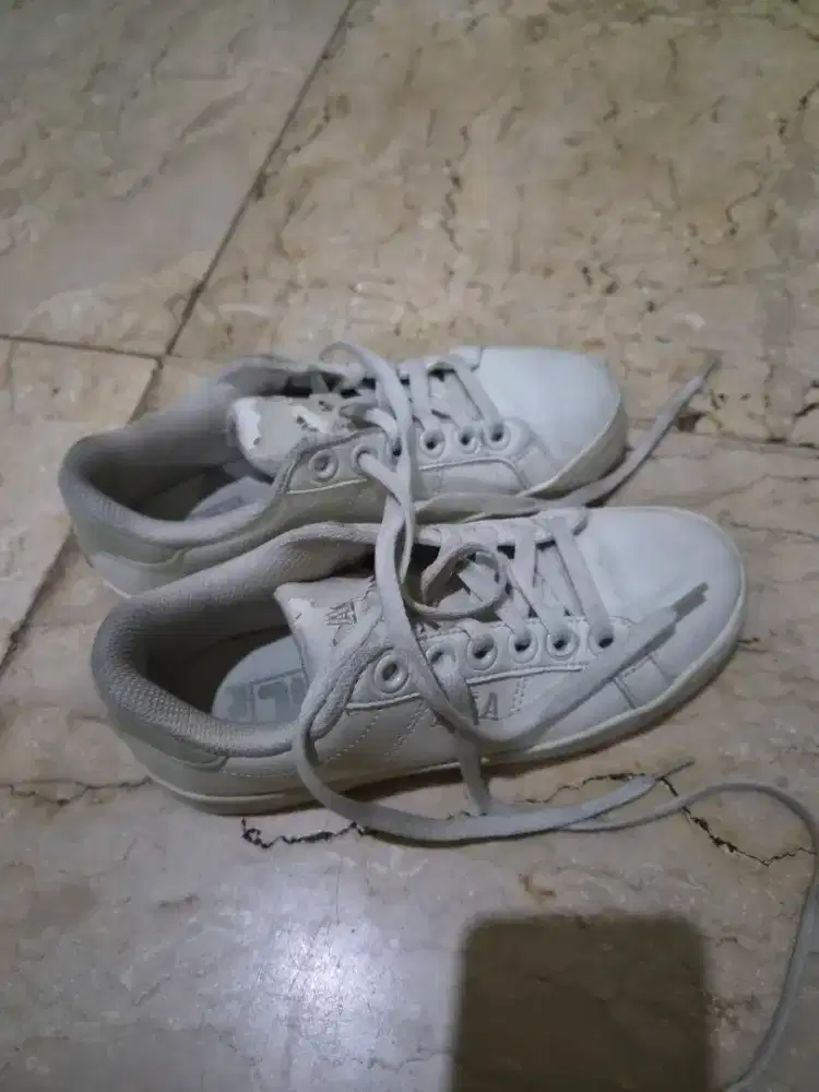 Sepatu tenis fila