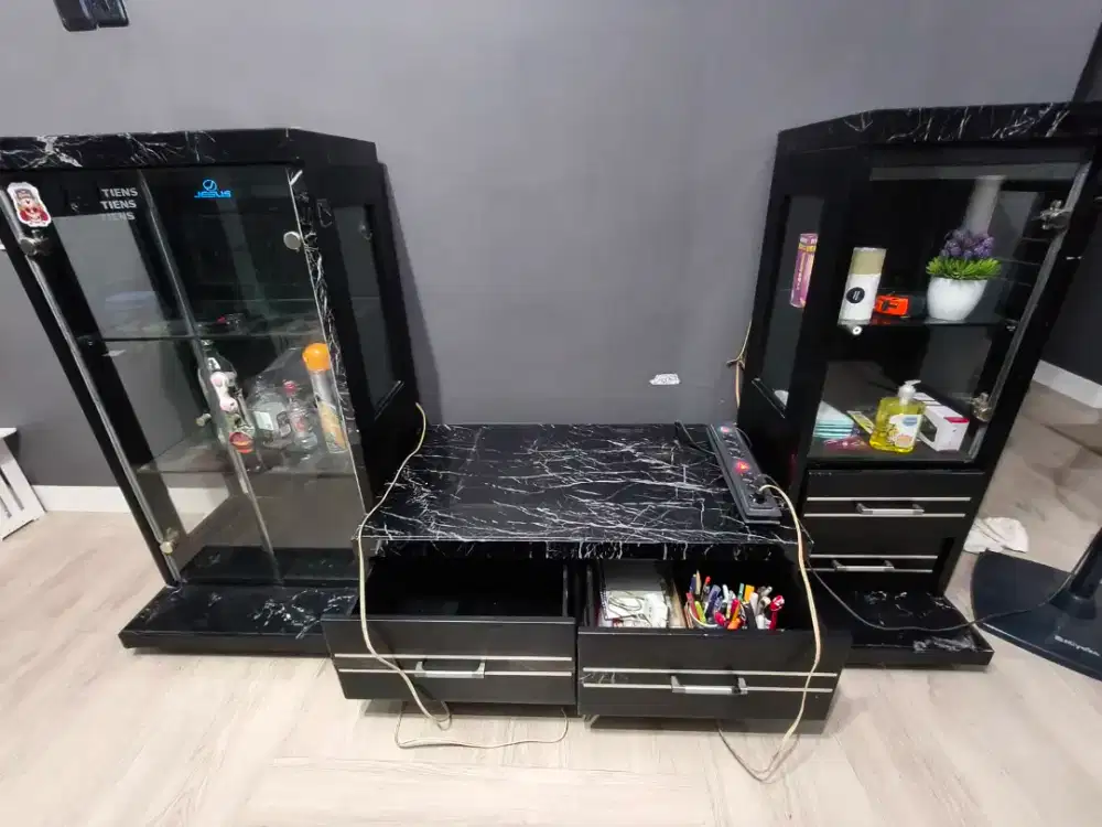 Meja TV dengan etalase pajangan kiri kanan