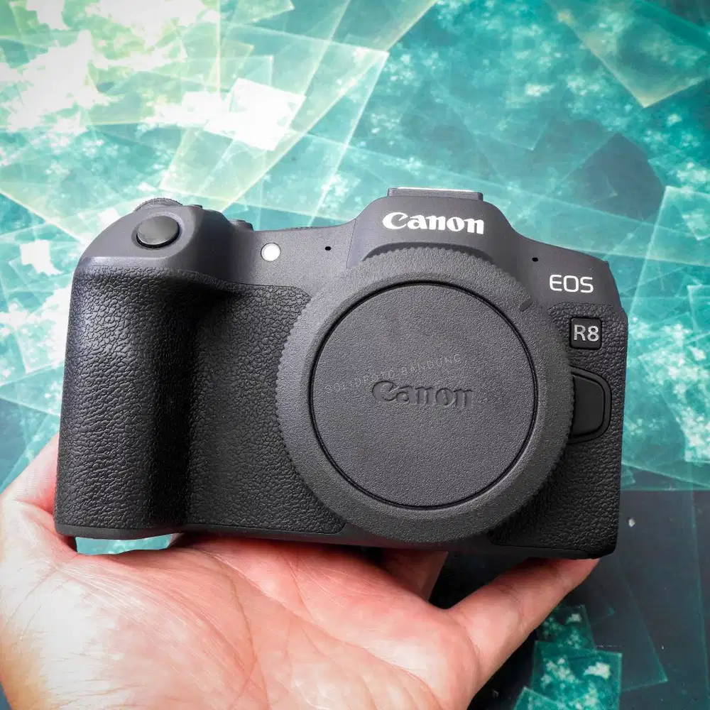 Canon EOS R8 Body. Fullset Mulus Sekali. dapat baterai 4 pcs. Garansi
