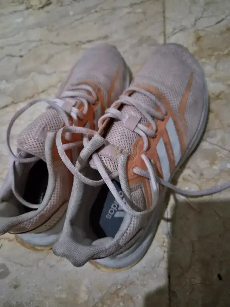 Sepatu olahraga adidas