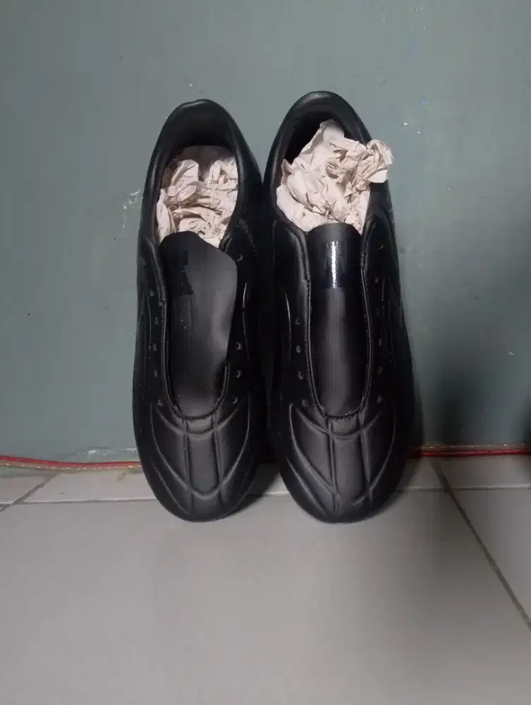 Sepatu bola mini soccer dan lapangan