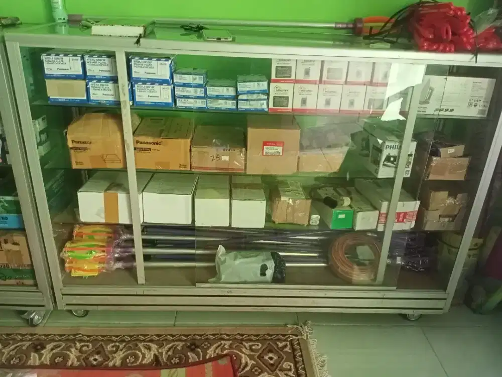 Etalase kaca rak kaca