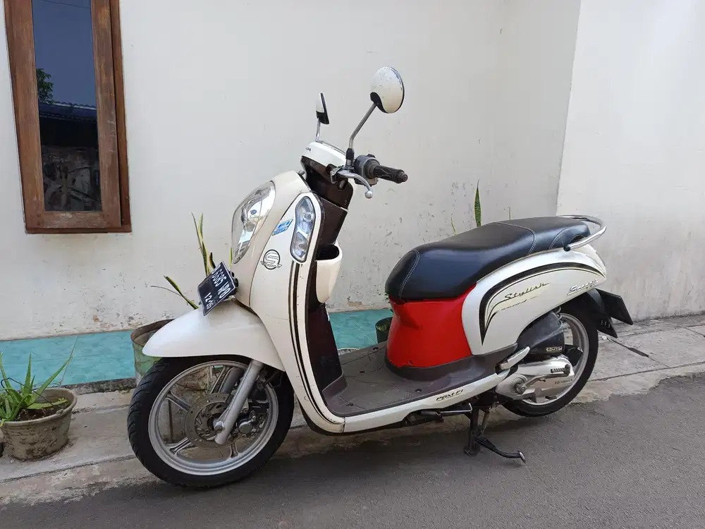 Di jual cepat scoopy esp 2017 siap pakai