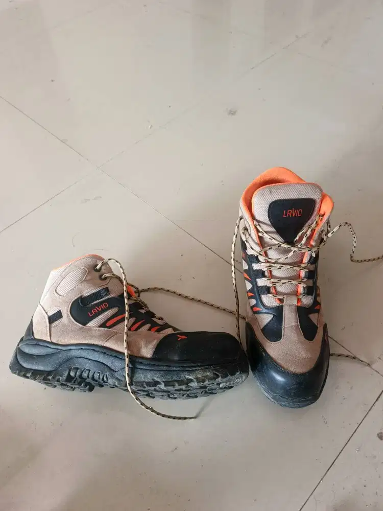 Sepatu gunung, merek lavio pemakaian 9 bln