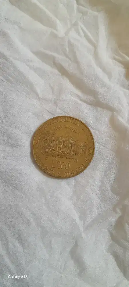 Vintage italy 200 lire coin