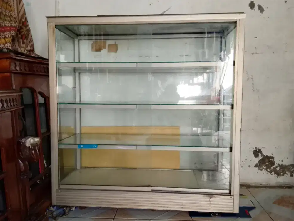 Etalase kaca usaha