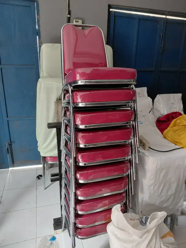Kursi hajatan warna merah
