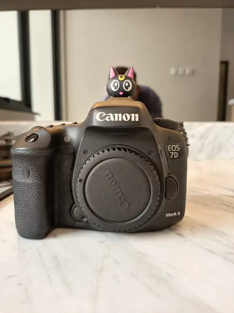 Canon 7D Mark II + Lensa 85 mm USM