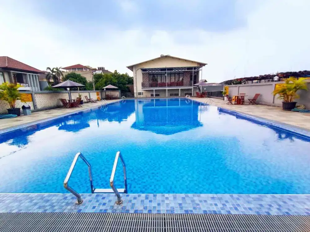 Rumah Bagus 3 Lantai Siap Huni ada Kolam Renang, Lapangan Padel, Kelapa Gading
