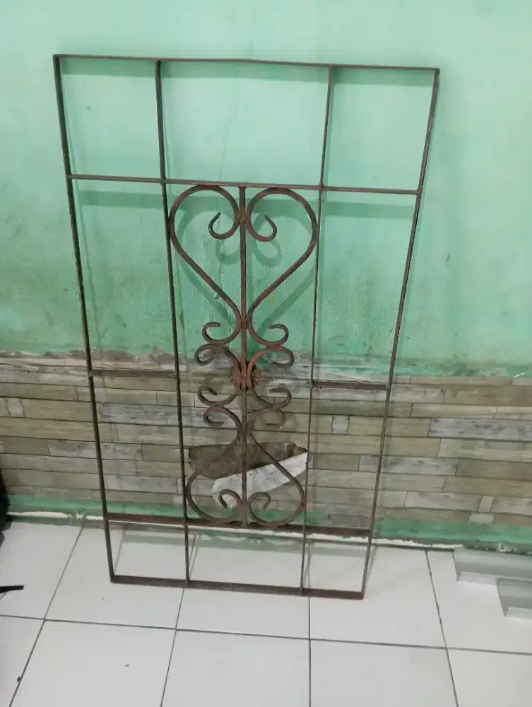 Tralis jendela sedang