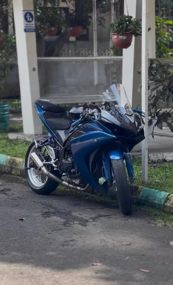 YAMAHA R25 2016