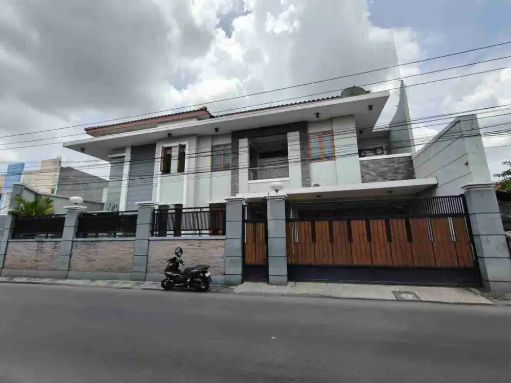 Rumah Mewah 2 Lantai Full Furnish dekat Solo Kota Straregis Dekat Manahan dan RS JIh Solo