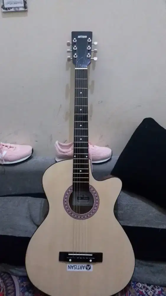 Gitar akustik merk Artisan
