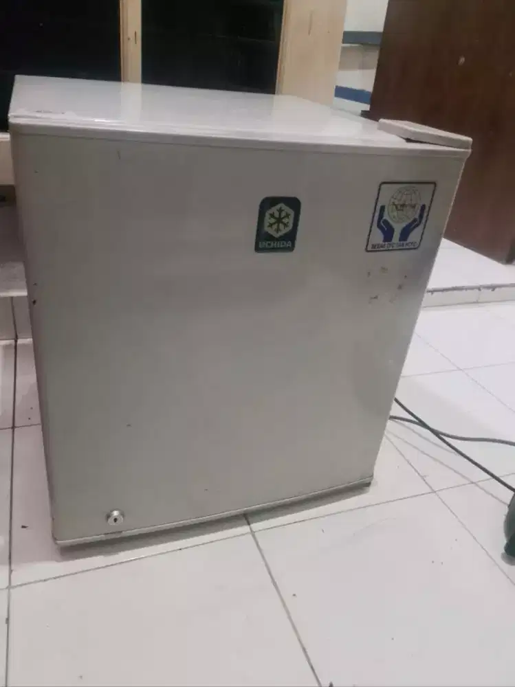 Kulkas minibar merek uchida