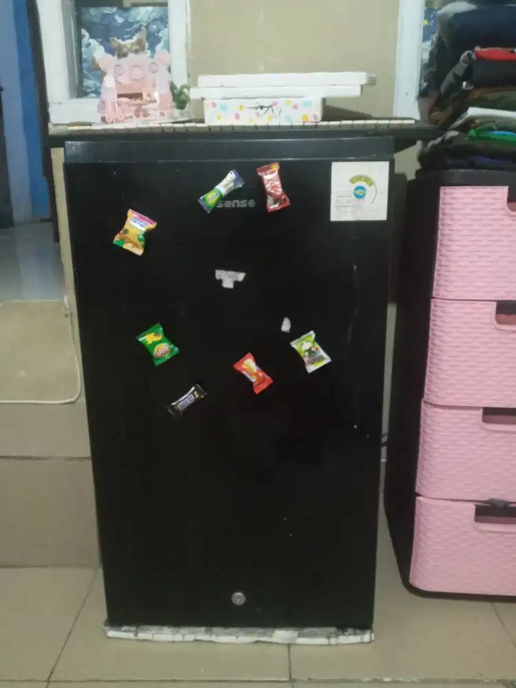 Satu pake kulkas,kasur + meja makan