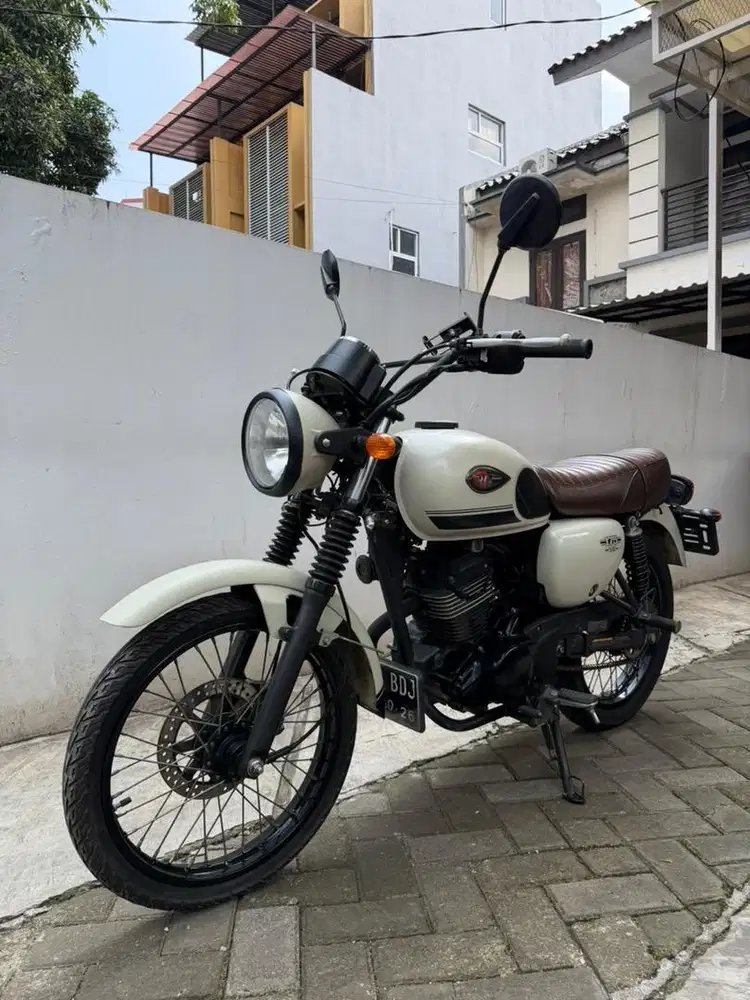 JUAL CEPAT KAWASAKI W 175 SE PUTIH (PEMAKAIAN PRIBADI)