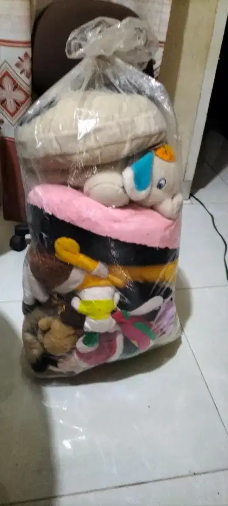 Boneka beragam karakter
