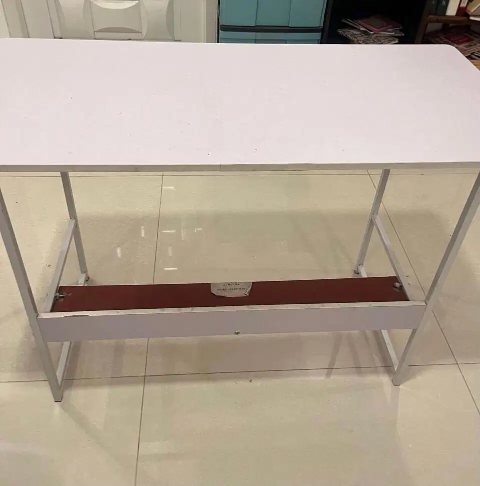 Meja putih serbaguna