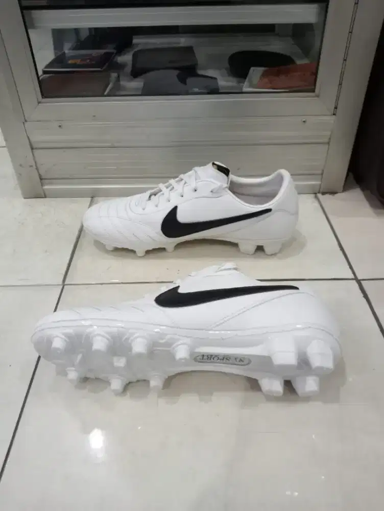 Sepatu bola insole lentur jahitan