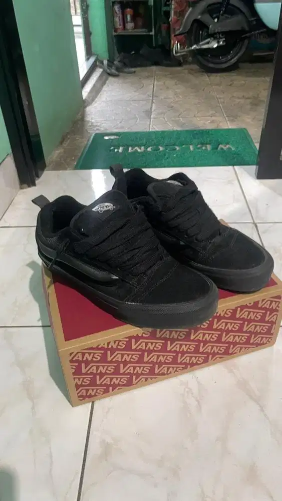 Vans Knu skool black/white size 40,5 . Vans Knu skool black/ black 42