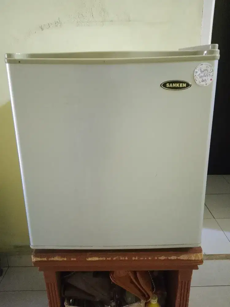 Kulkas kecil merk SANKEN