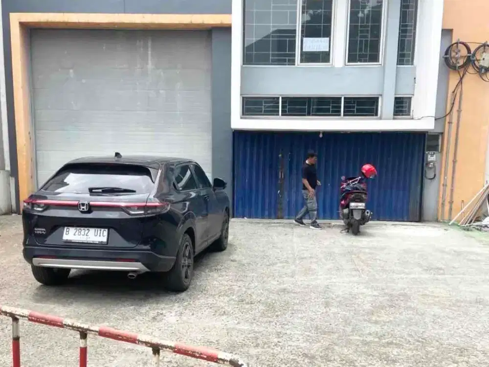 Diswakan gudang bizzpark 2 luas tanah 500 m2 bangunan 400 m2 dekat ke kelapa gading , tol dan terminal pulo gadung di Komplek  pergudangan bizpark 2 penggilingan cakung Jakarta timur