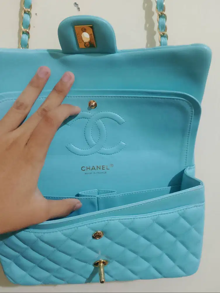 tas bahu Chanel Classic Flap berbahan kulit berwarna biru muda