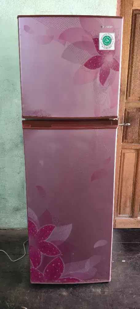 Kulkas 2 pintu merk sharp kirei ukuran tinggi siap pakai