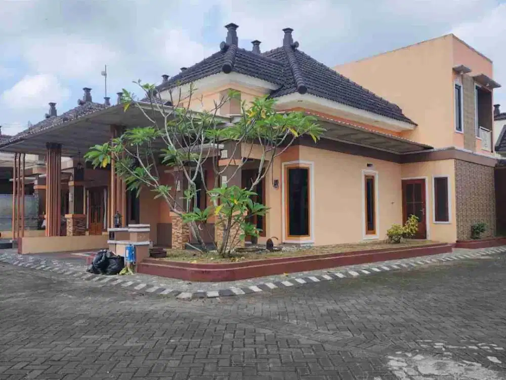 rumah cantik model bali posisi hook di arjowinangun malang kota dekat arah gor ken arok dan kantor terpadu posisi hook pojok jalan besar