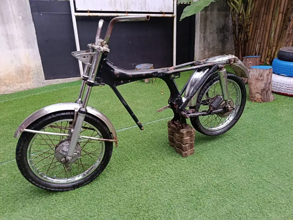 Honda CB 100 (rangka bodi)