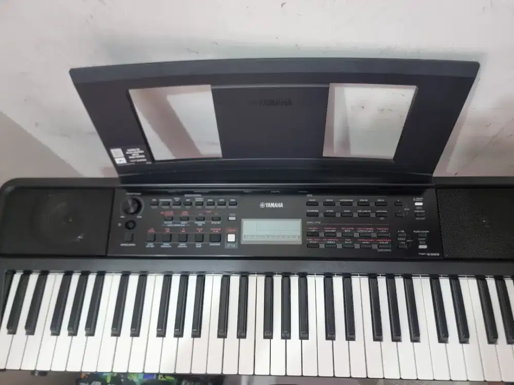 Keyboard Yamaha 99%. PSR E383