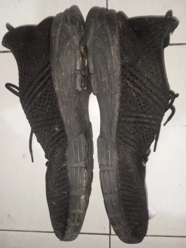 Sepatu hitam New Era