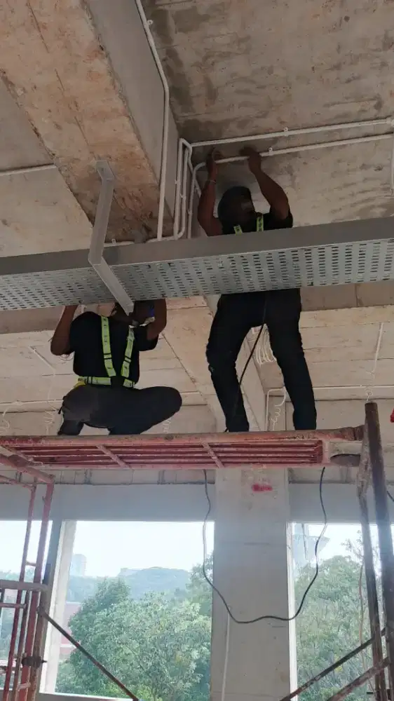 Dibutuhkan pekerja harian narik kabel instalasi