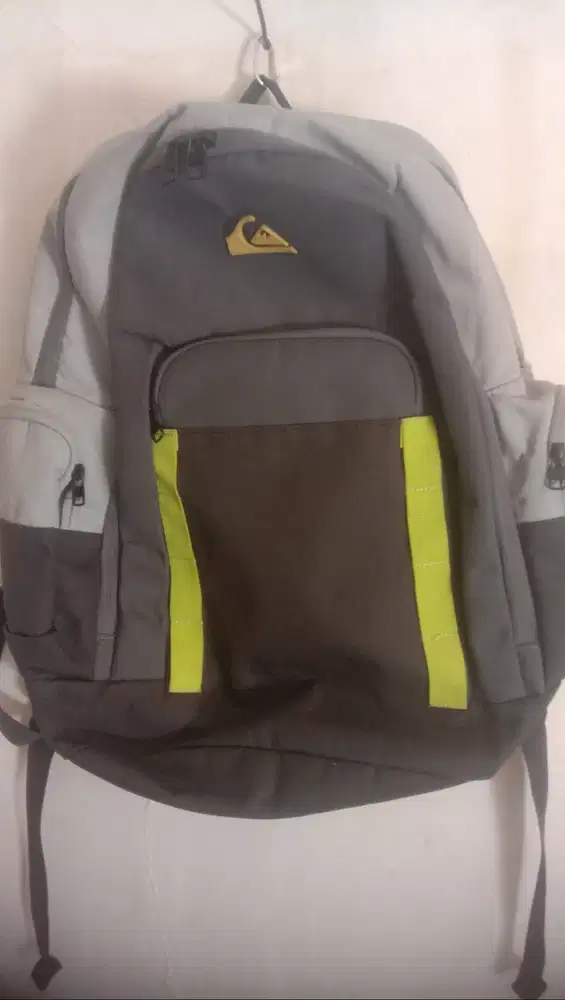 Tas Ransel Quiksilver 1969 warna tarmac dengan garis kuning/lime