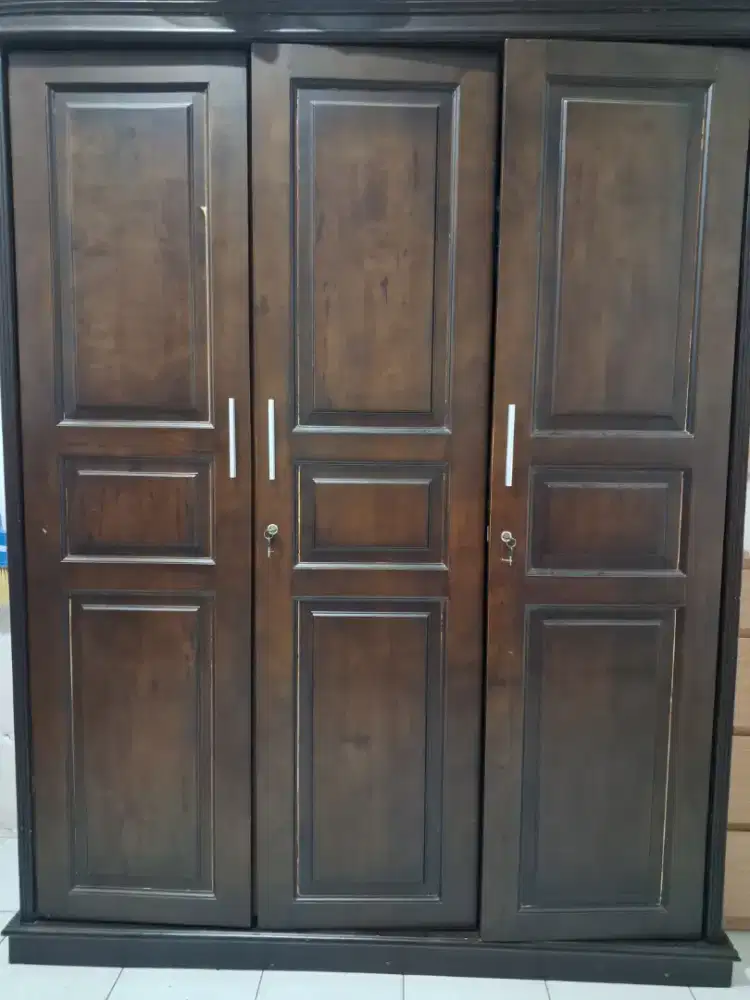 Lemari baju 3 pintu