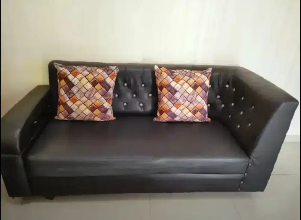 Di jual sofa liter L dan meja tamu kaca