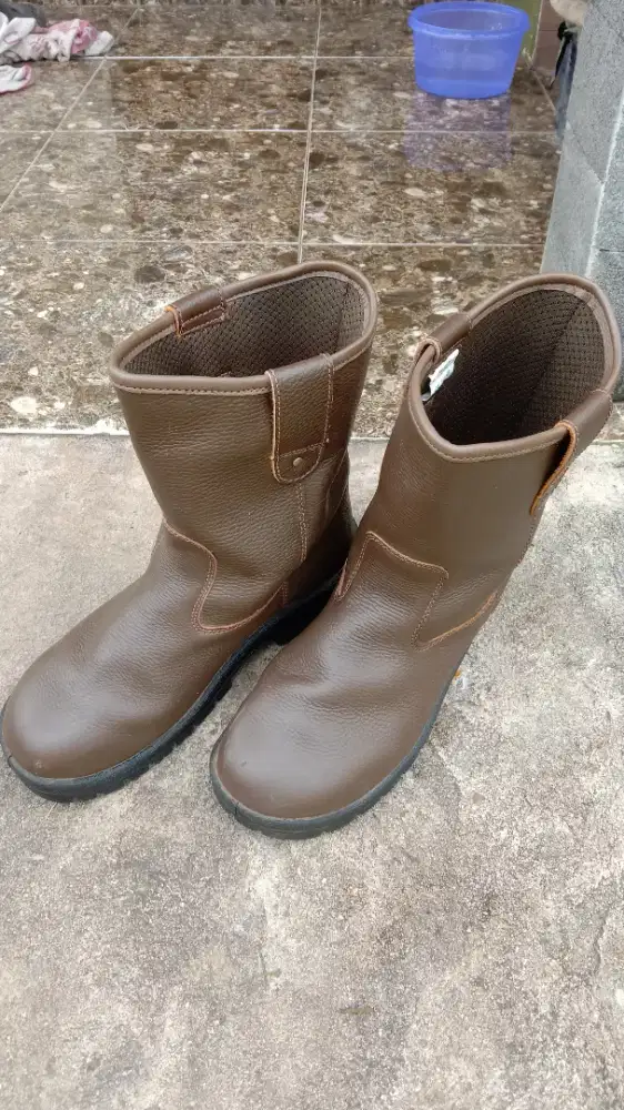 Sepatu safety krushers