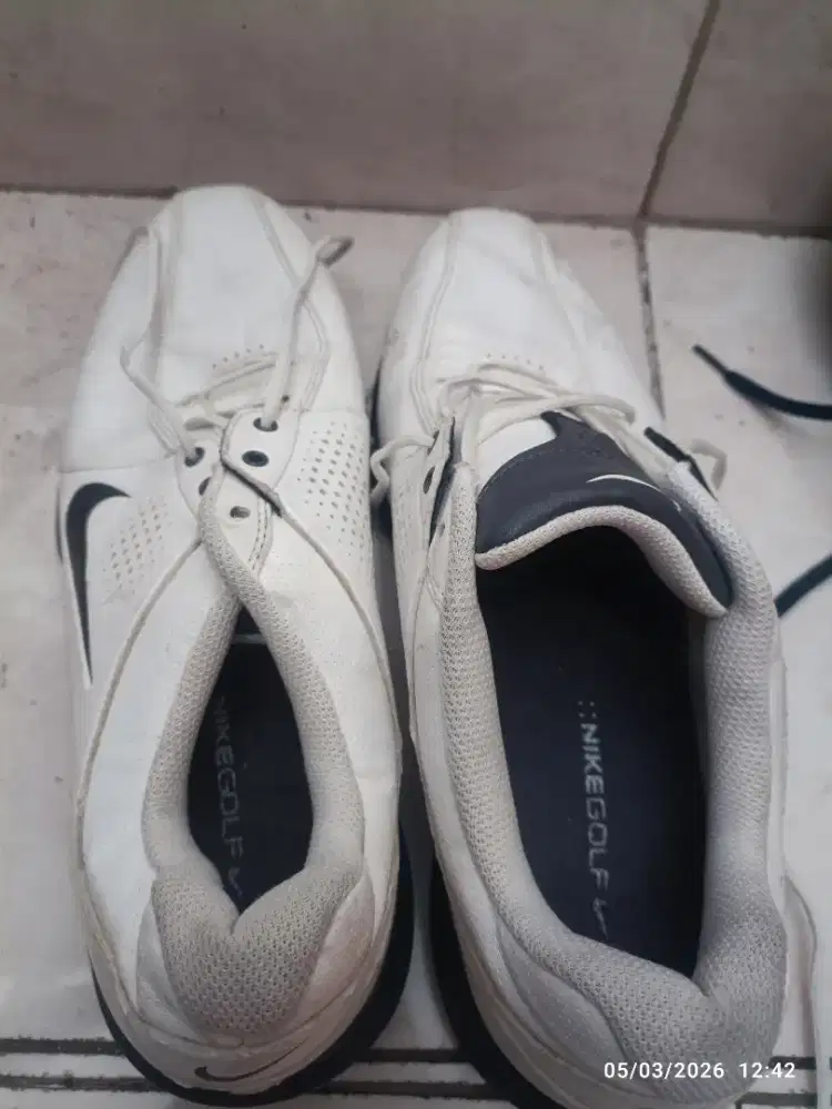 Sepatu golf Nike