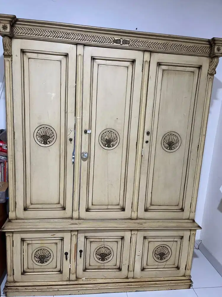 Lemari pakaian warna unik