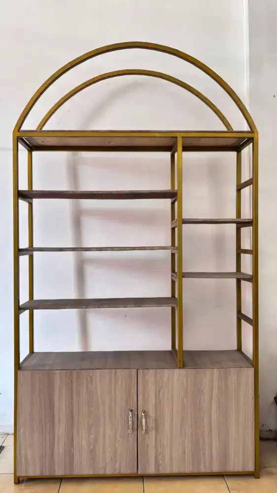 Etalase kosmetik besi
