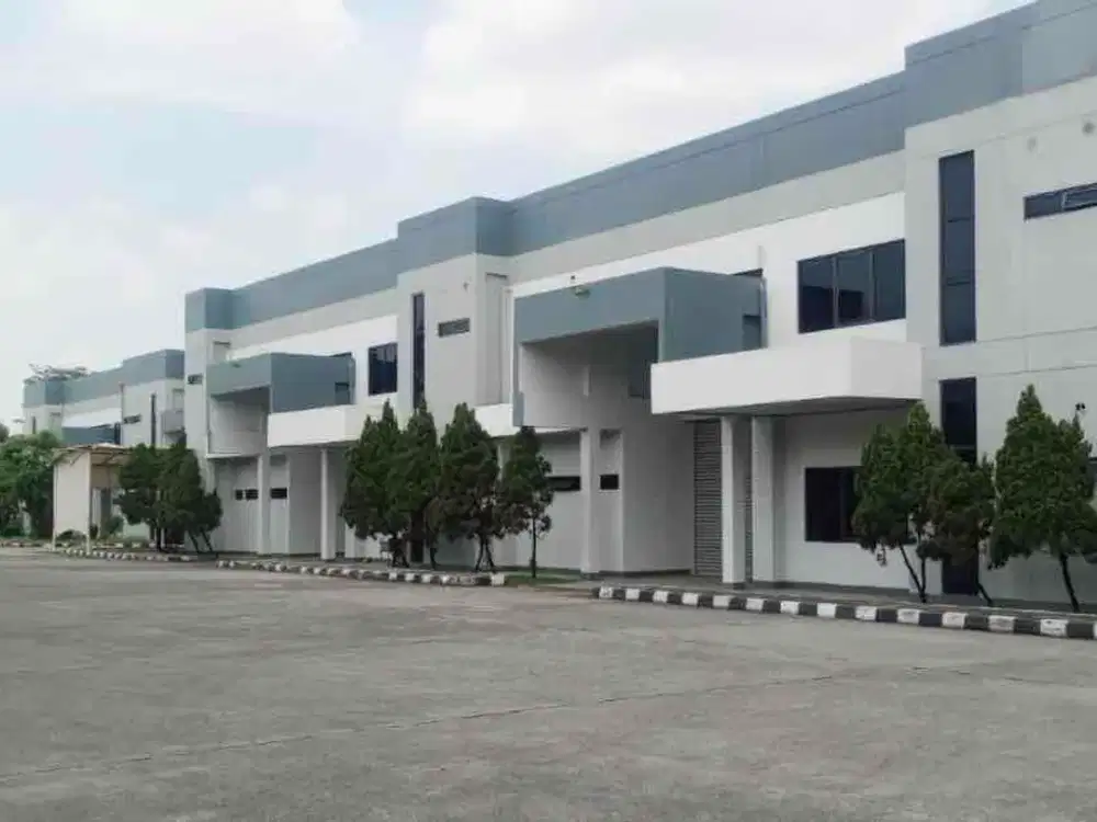 Di sewa gudang luas tanah 1,1 hektar m2 bangunan 1000 m2 ada 5 gudang lokasi strategis dekat mm2100 delta silicon jababeka dekat  pintu tol dalam kawasan industri East Jakarta industrial park EJIP cikarang