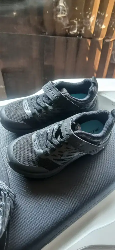 Sepatu skechers anak