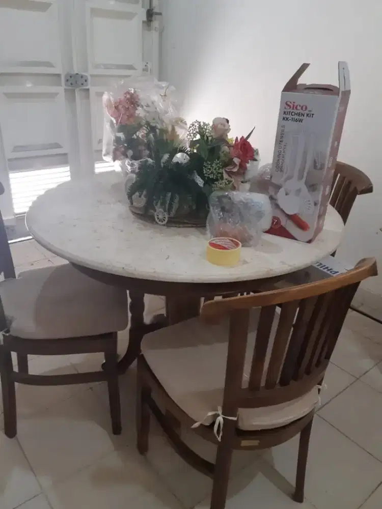Meja makan marmer