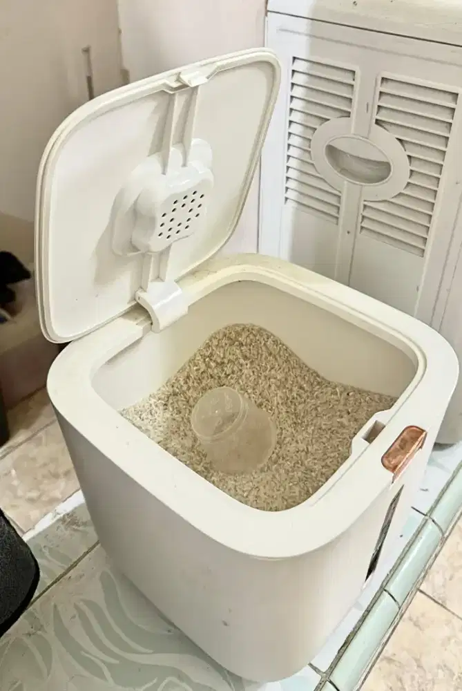 Tempat Beras / Rice Storage Box Kedap Udara + Cup Takar – Kondisi Baik