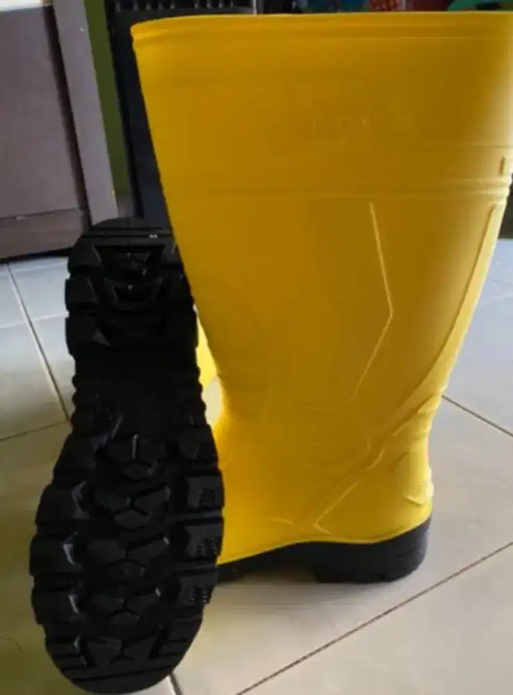 Sepatu boots no 42