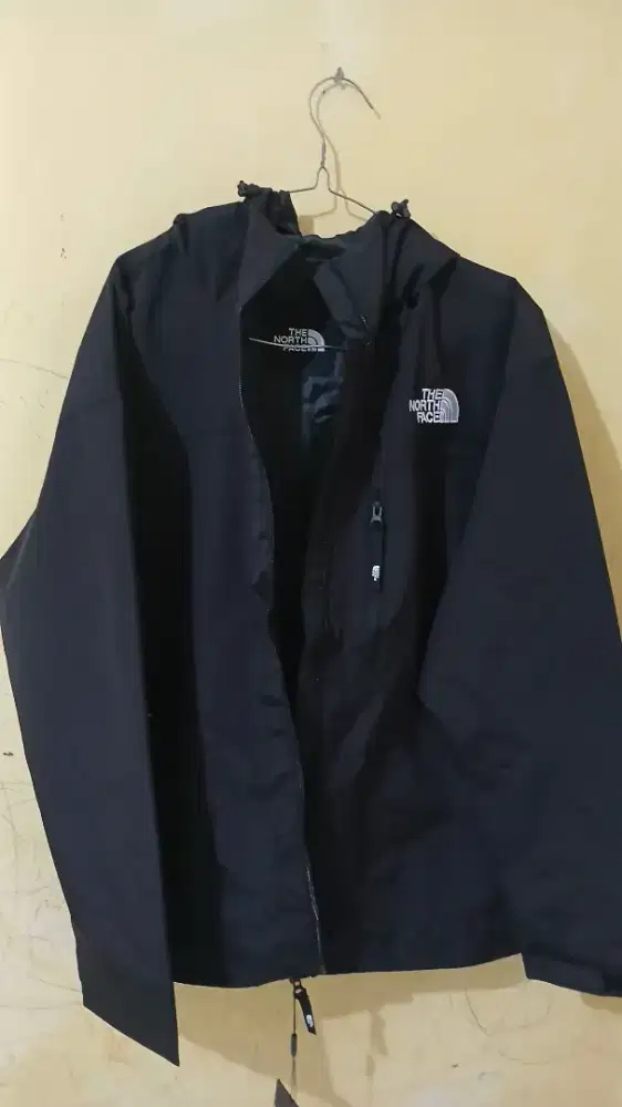JAKET TNF UKURAN L ARMY & HITAM
