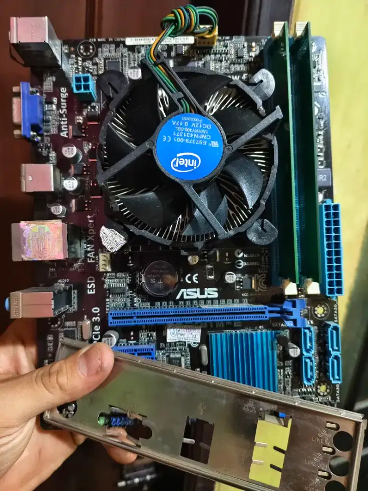 Motherboard Asus H61 + Proci I3 gen 3 + ram 4gb mulus normal.