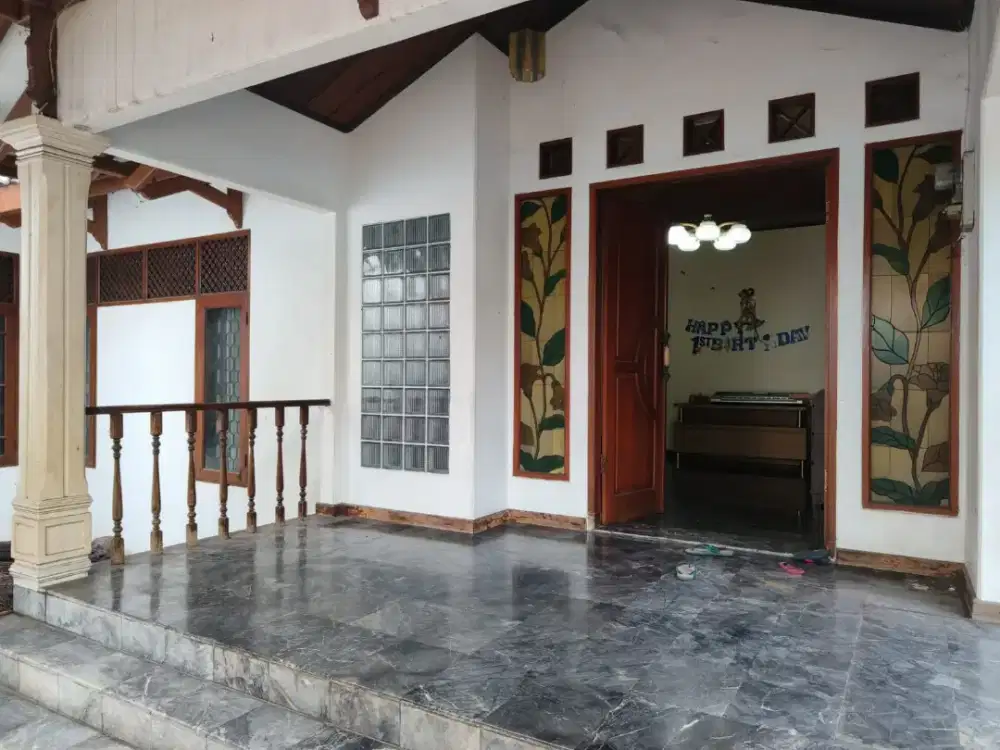 Diwewakan rumah beserta garasi luas, bisa untuk kantor atau gudang