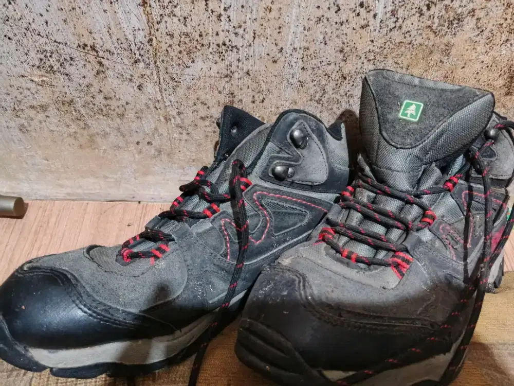 Sepatu Consina ukuran 44